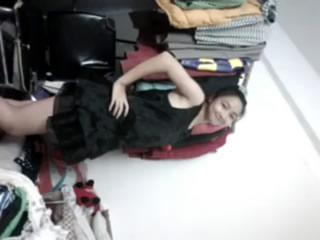 越南蘿莉女生在更衣室脫掉衣服露出玉體